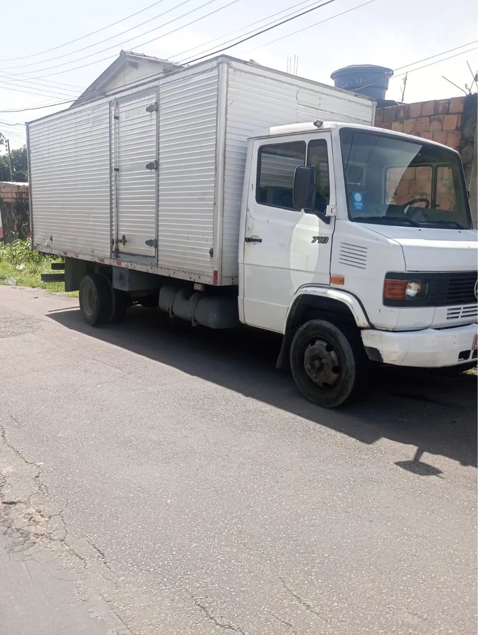 MB 710 Caminhão Baú