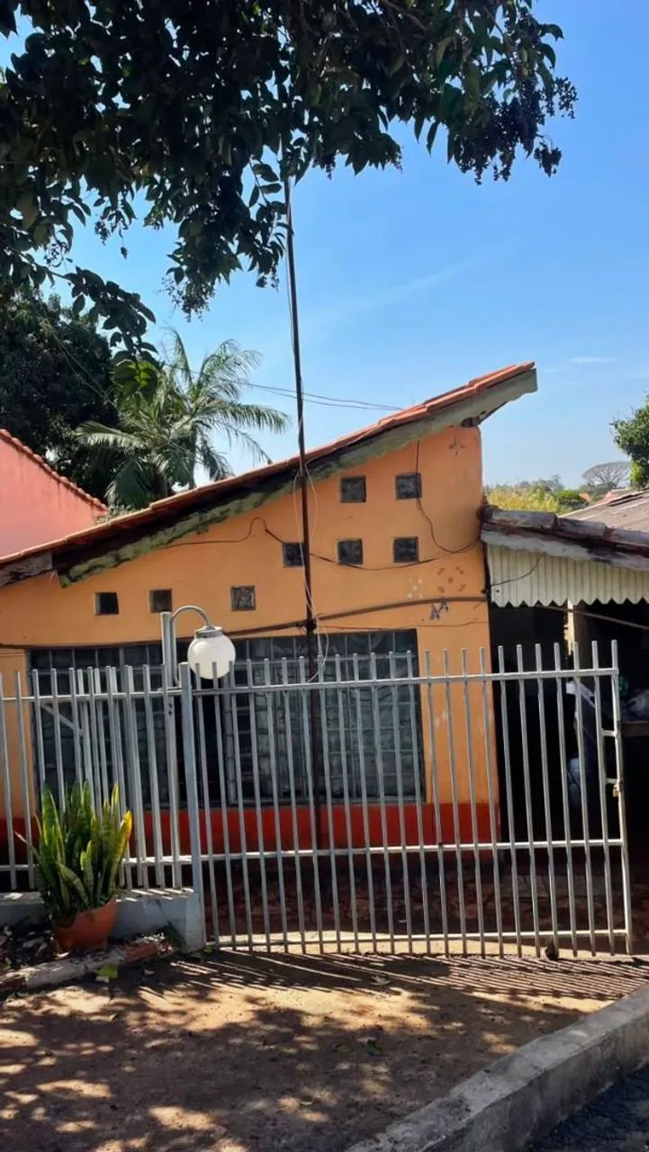 Casa meio lote