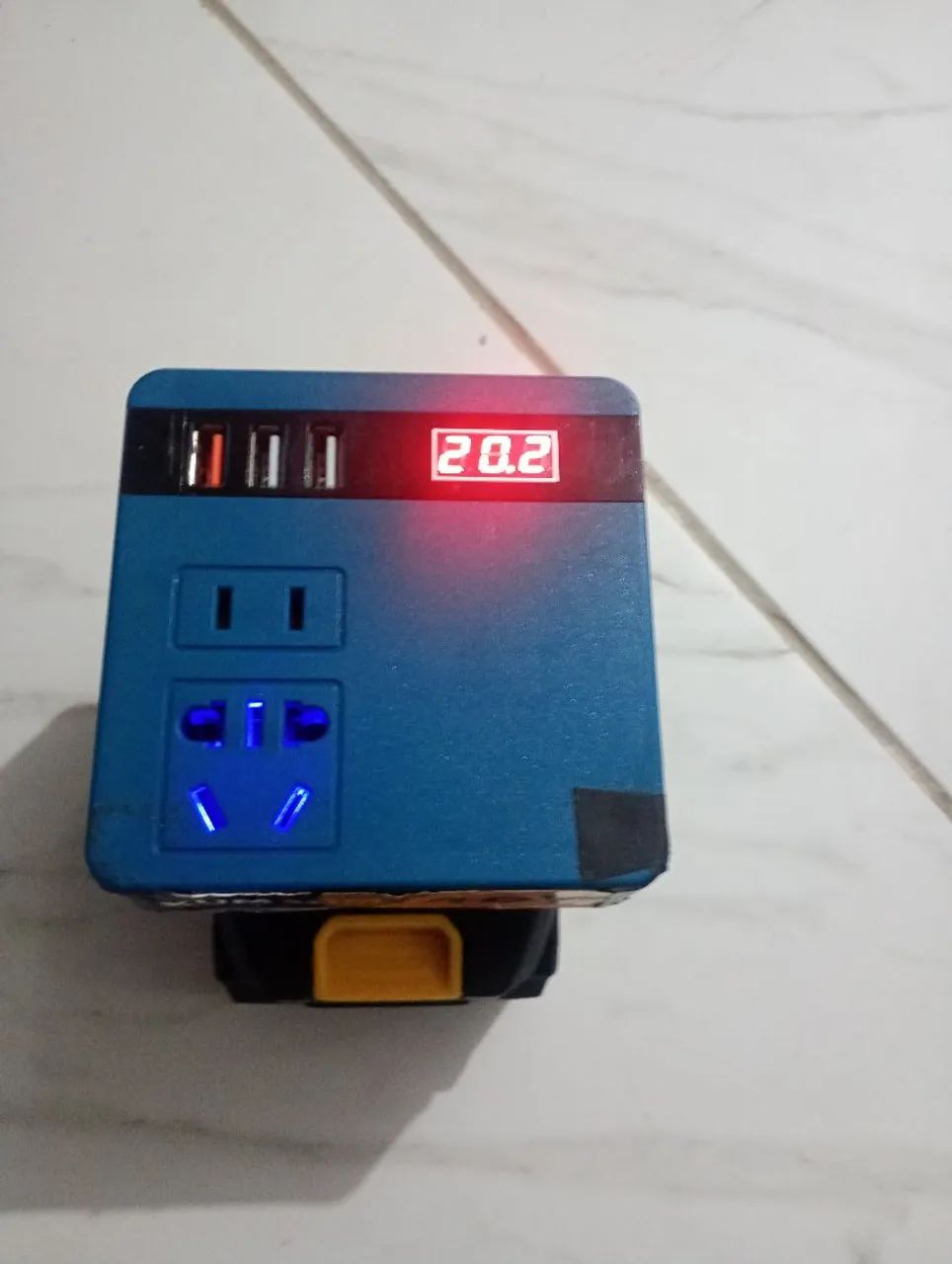 Inversor com bateria de parafusadeira 220 muito bom 