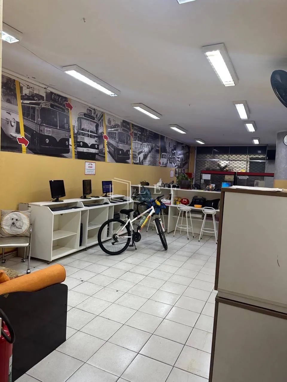 Ponto Comercial com 208 m², à venda no bairro Santa Cecília.