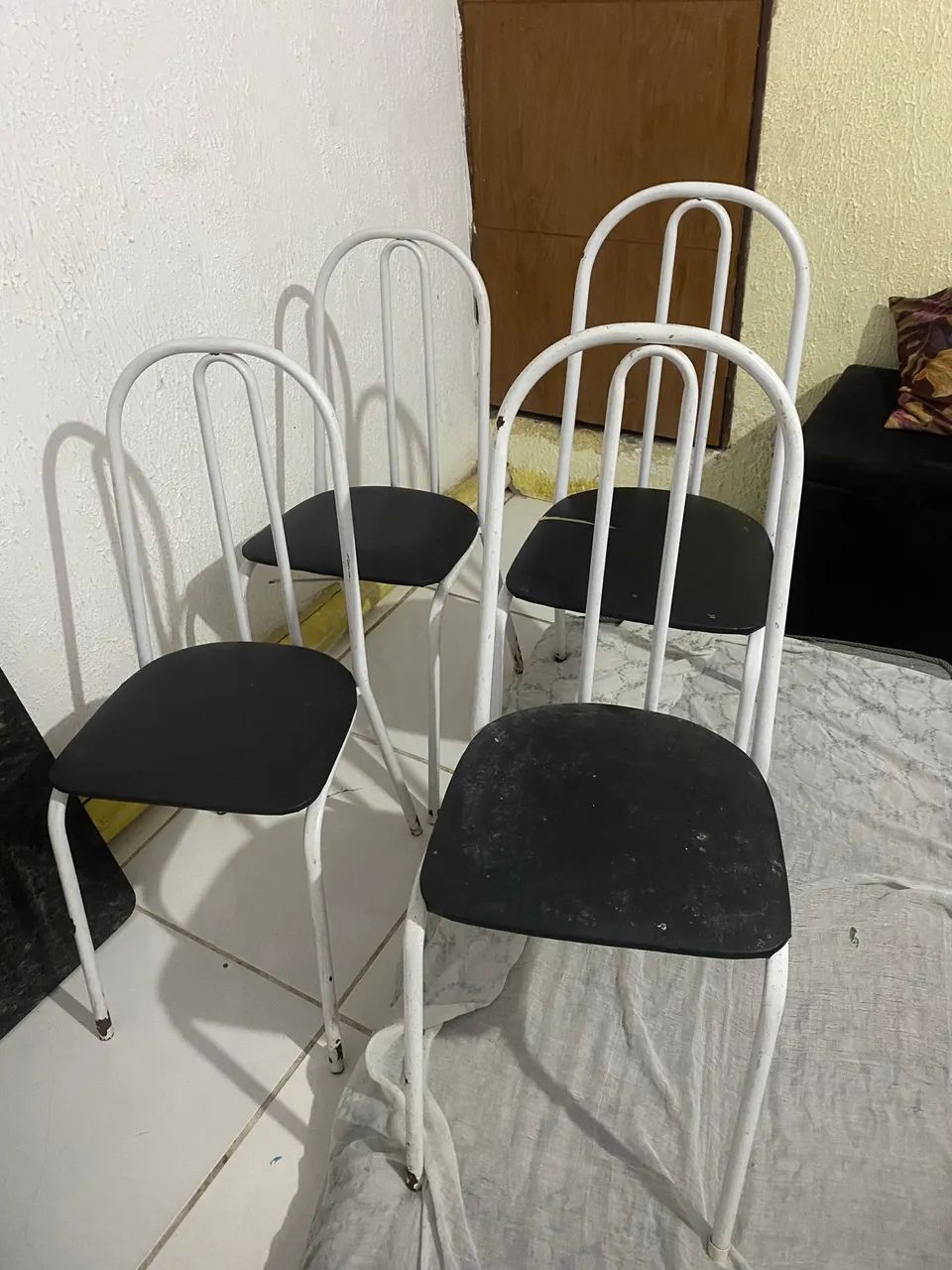 Vendo mesa de mármore com 4 cadeiras - Foto 2