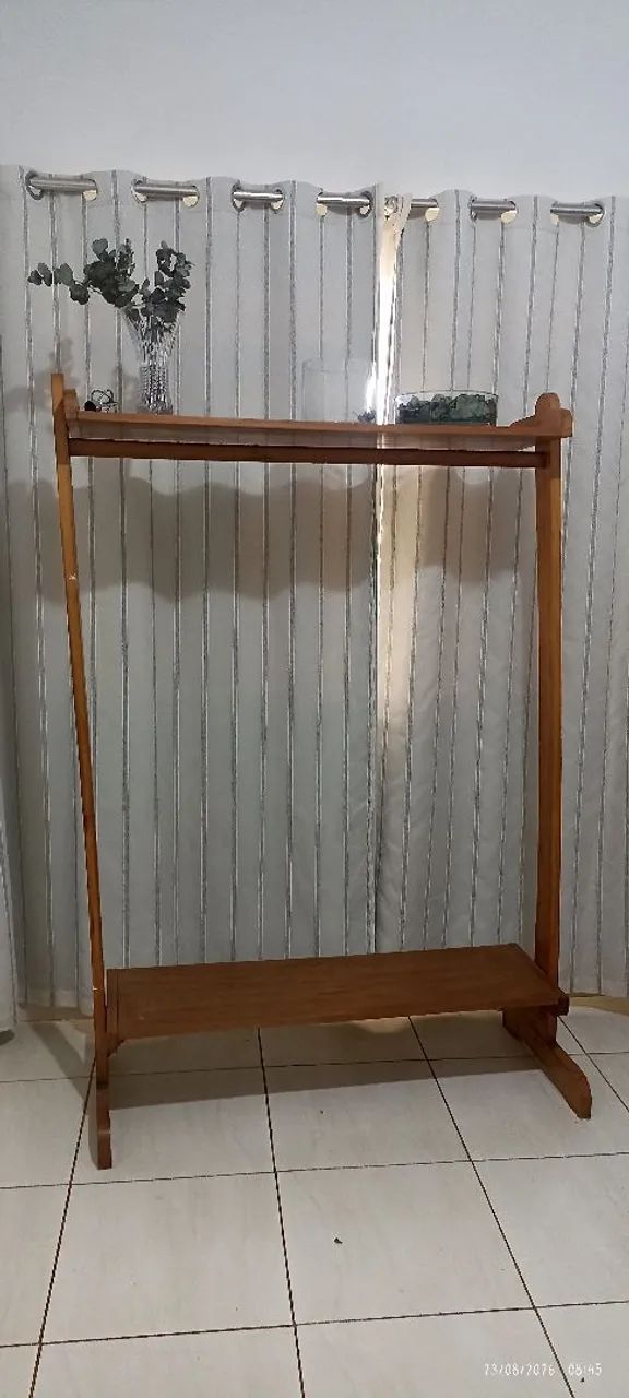 Arara para roupas em madeira 