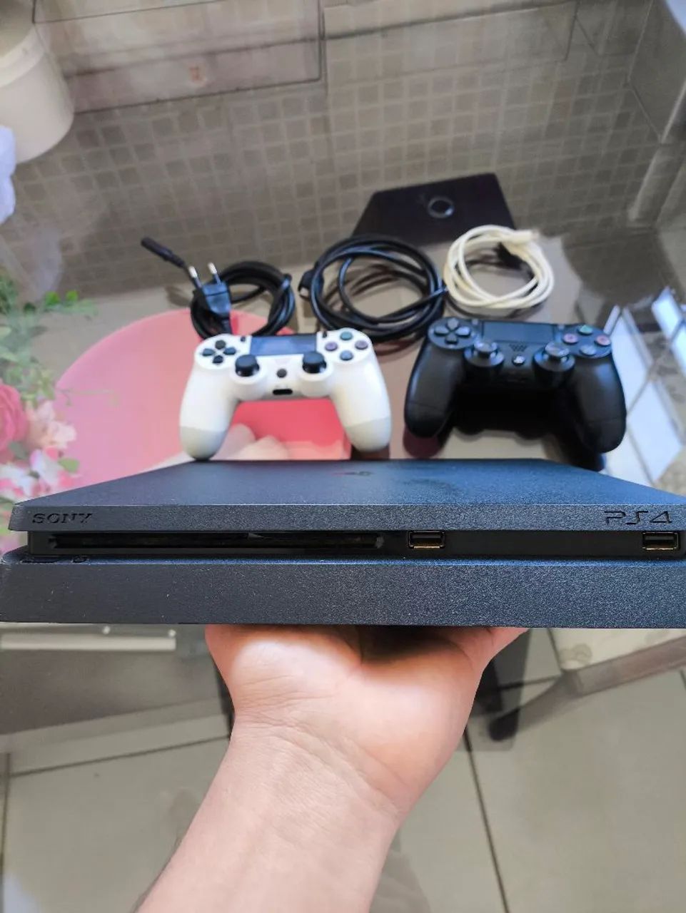 PS4 SLIM - 1T - 2 CONTROLES  - Foto 5