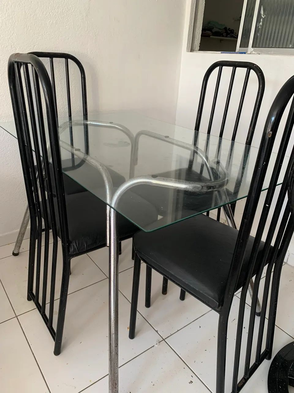Mesa de vidro com 4 cadeiras de ferro