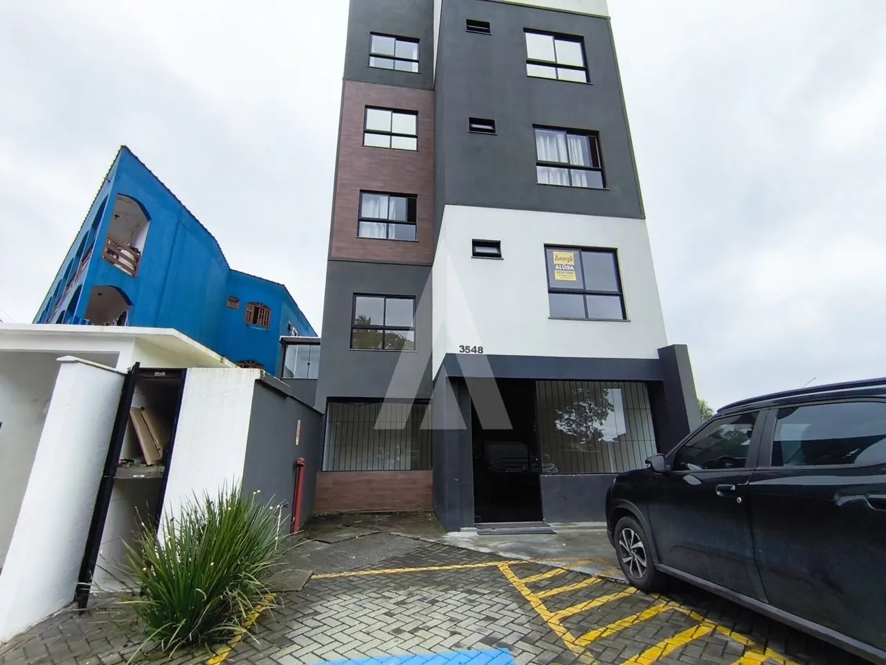 LOJA COMERCIAL COM 43,45 M² NO COSTA E SILVA COM 02 VAGAS DE ESTACIONAMENTE FRONTAL