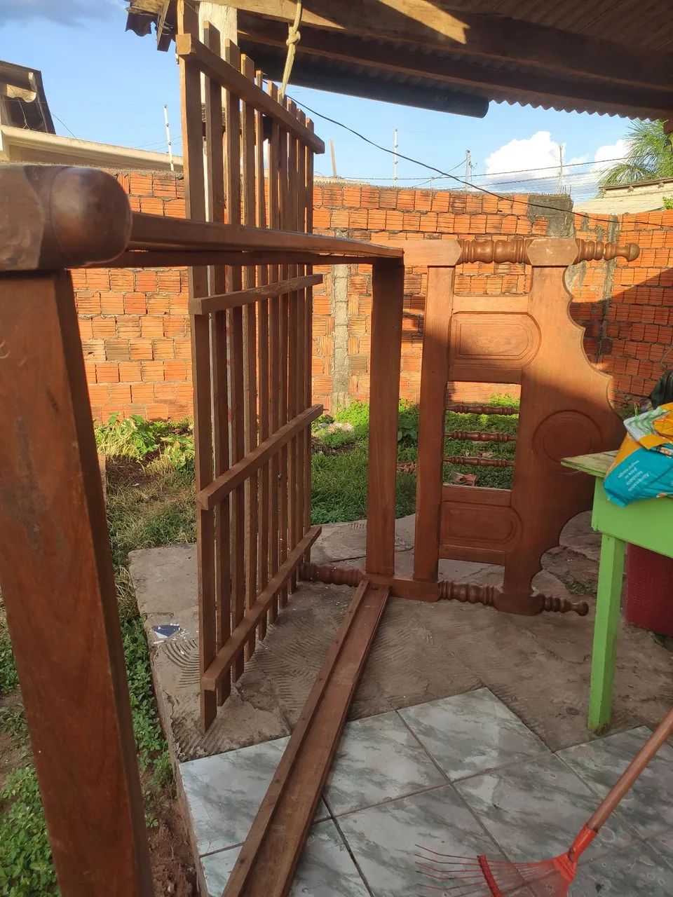 Vendo está cama de madeira casal