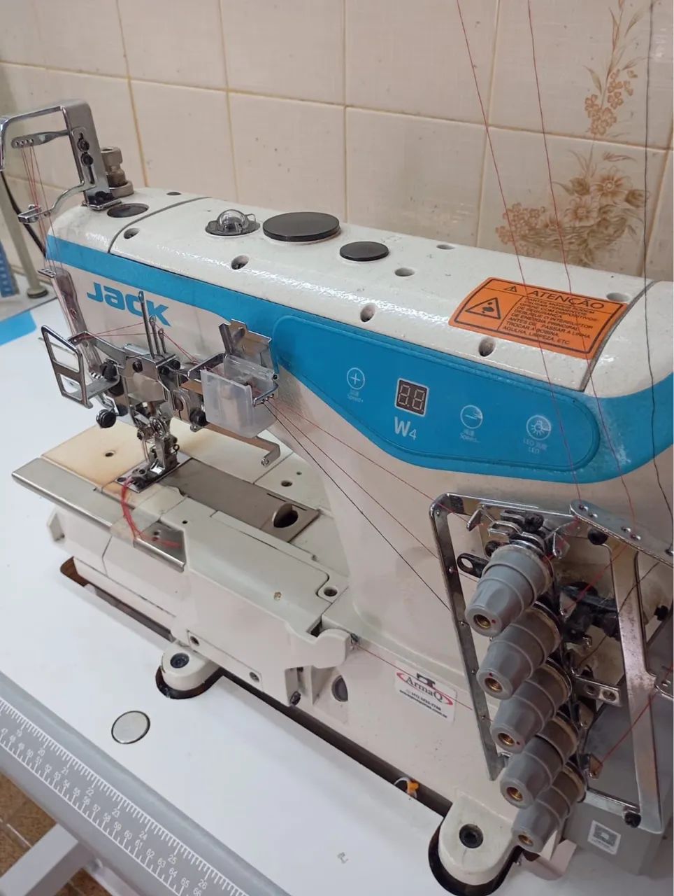 Máquina de costura GALONEIRA pouco tempo de uso