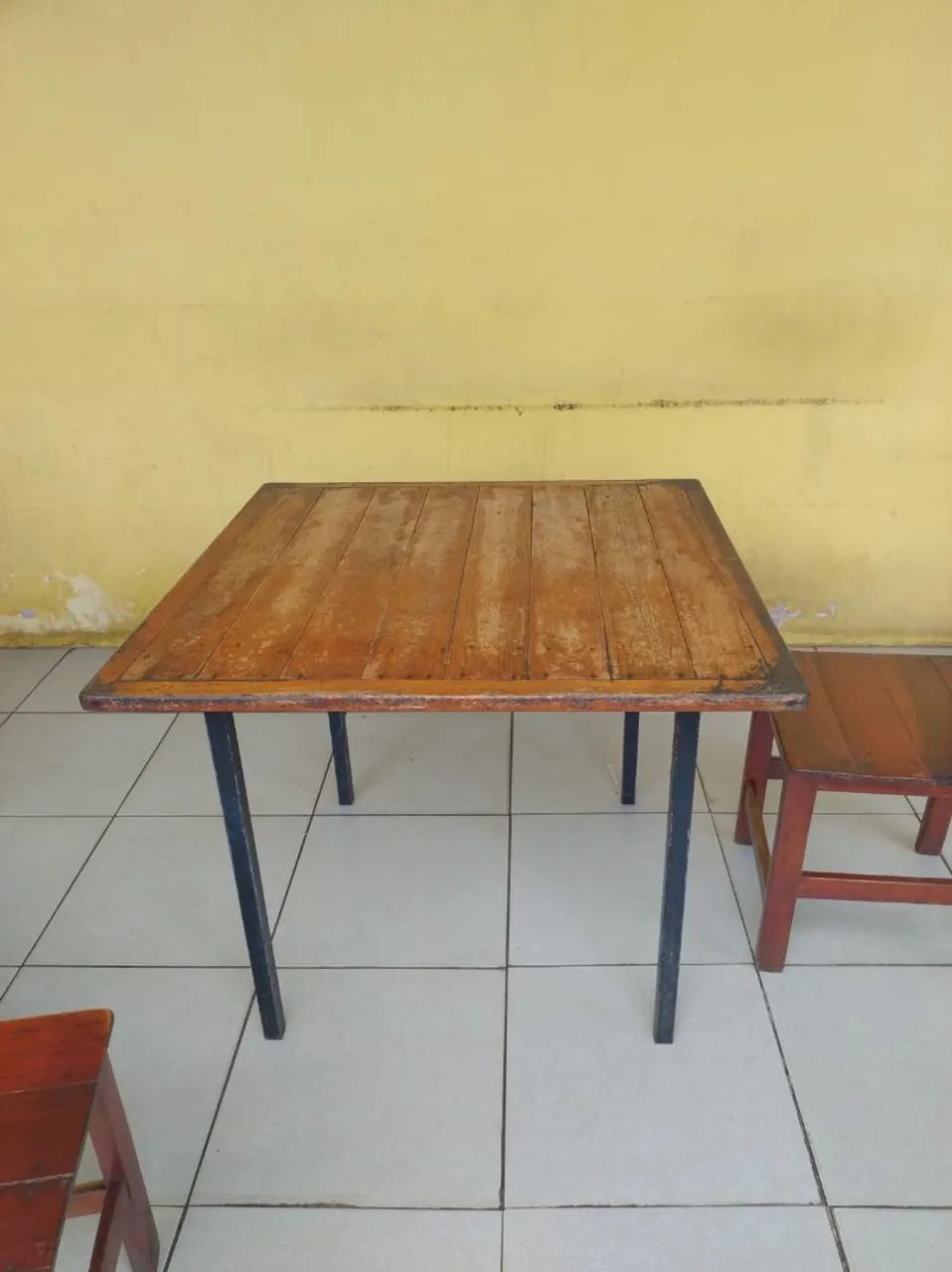 Vendos jogos de mesa de madeira com 4 Cardeira. - Foto 3