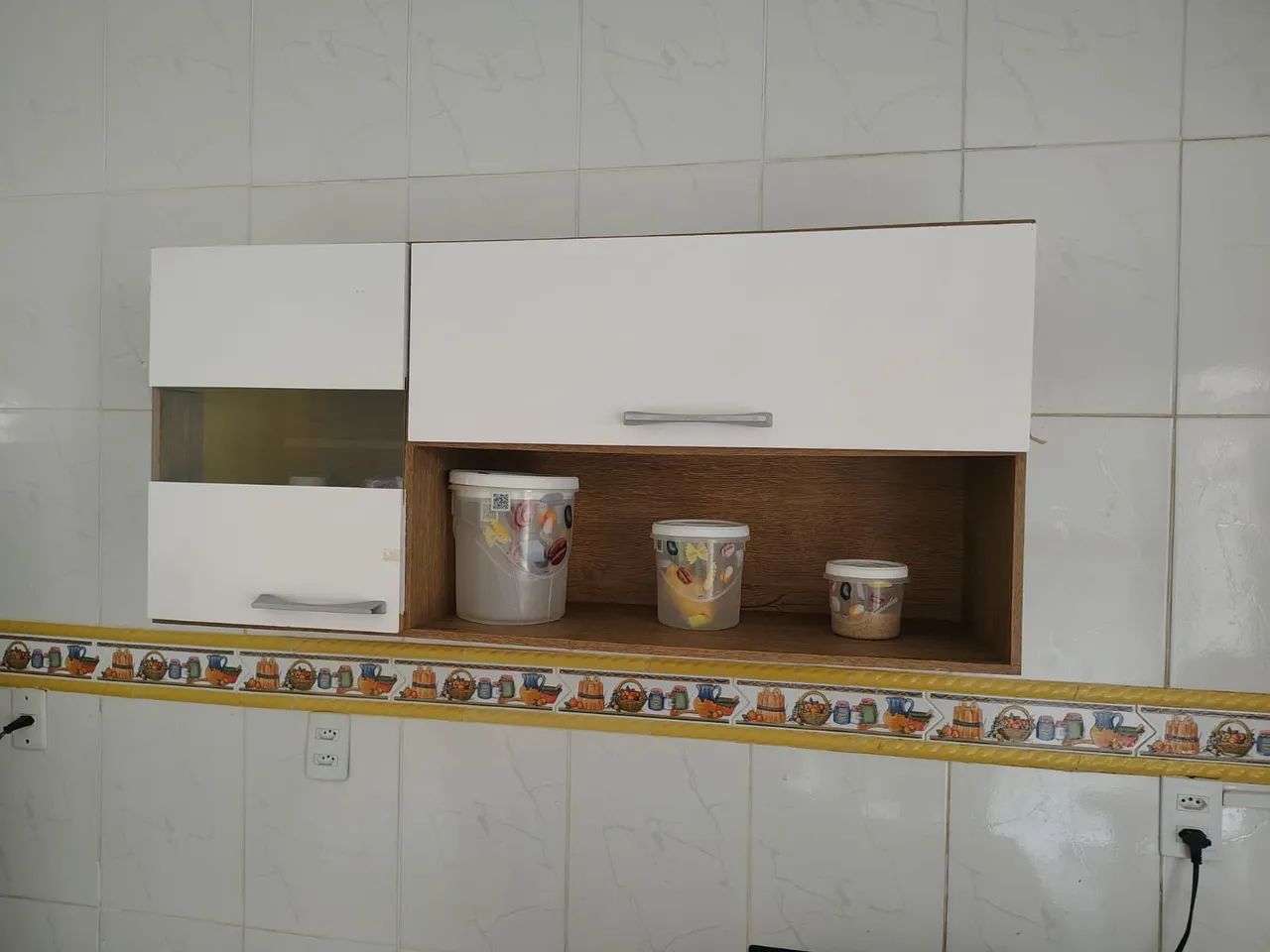 Mesa com 4 cadeiras e armário  - Foto 4