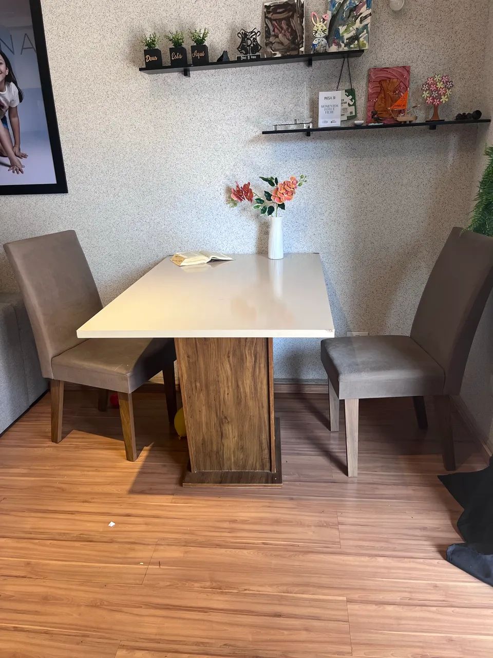 Vendo mesa de jantar com duas cadeiras