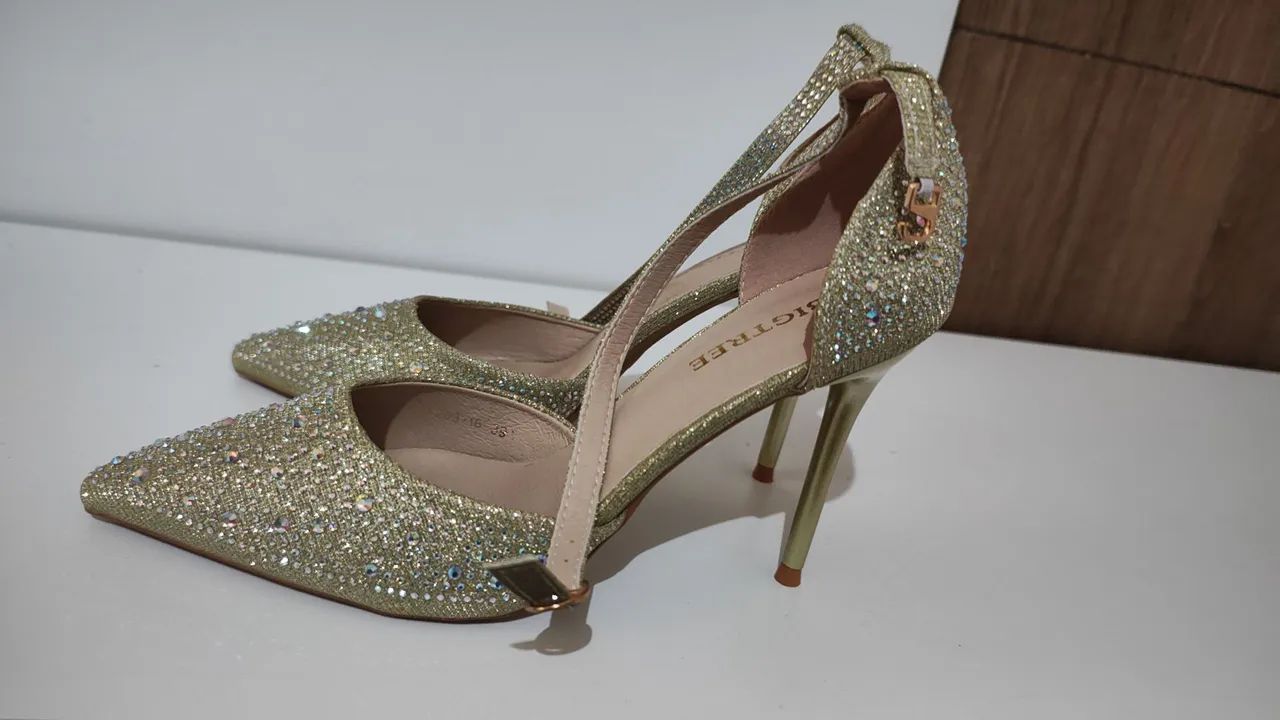 Sapato scarpin dourado
