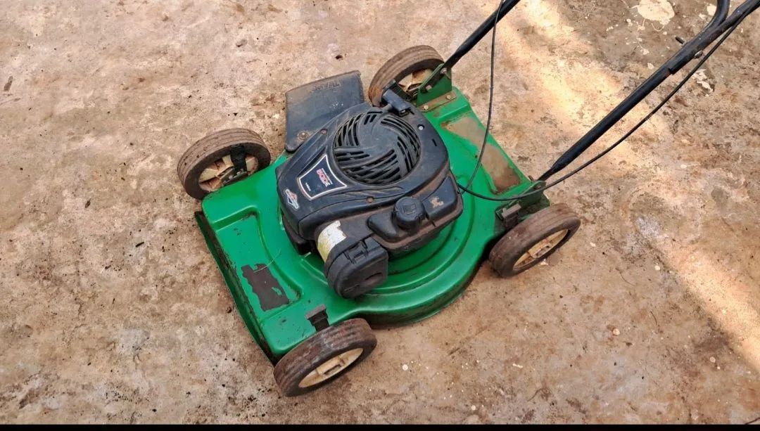 Vendo máquina de cortar grama à gasolina marca Trapp