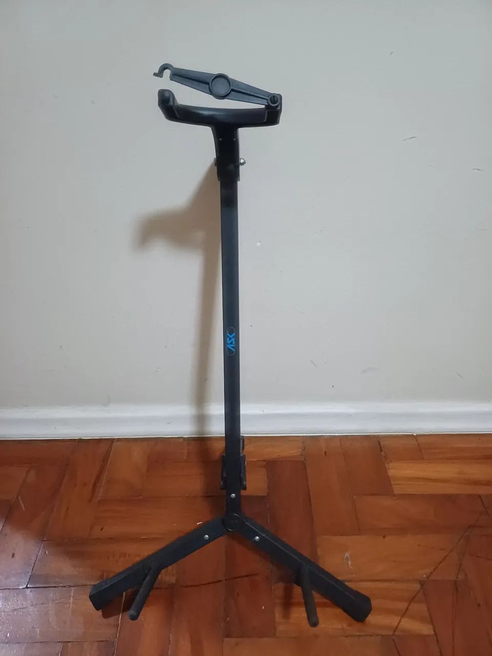 Tripé de guitarra com trava da marca ASK