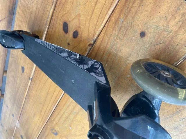 Skatenet Max Led Preto - Patinete com led nas rodas dianteiras - Foto 4