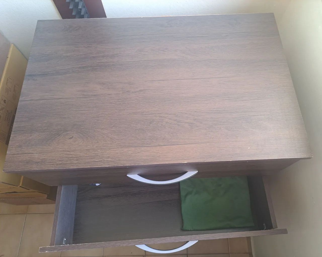 Cômoda com 4 gavetas em bom estado. - Foto 3