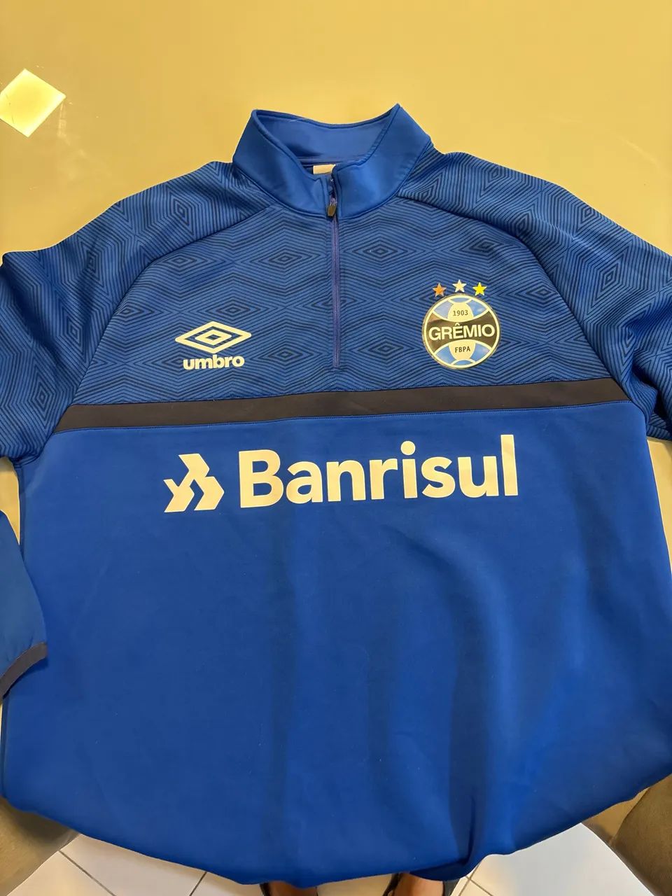 Este é um Blusão de Treino do Grêmio (Umbro))