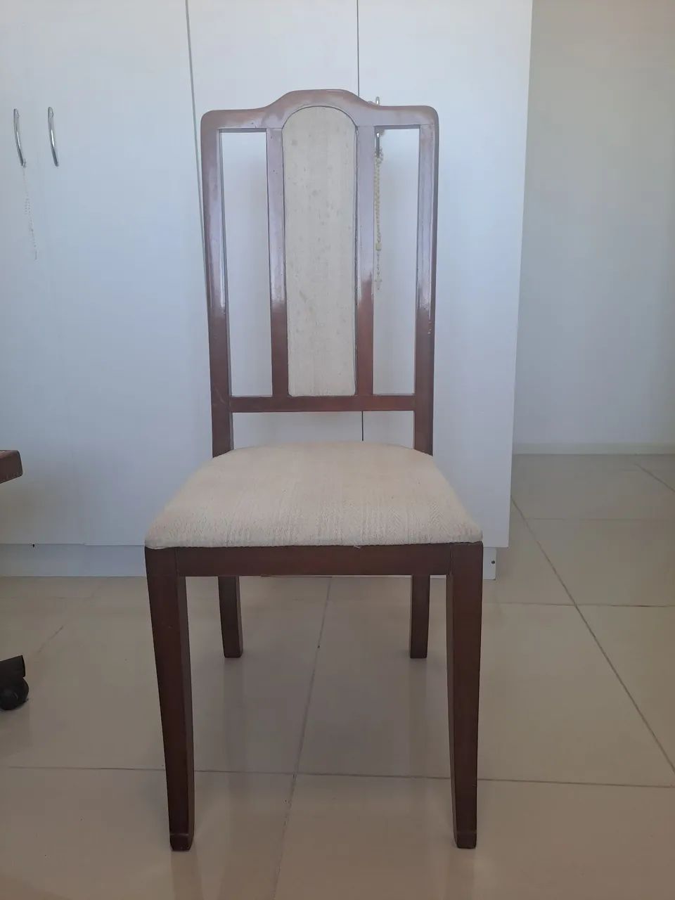 Seis cadeiras de mesa de jantar em mogno