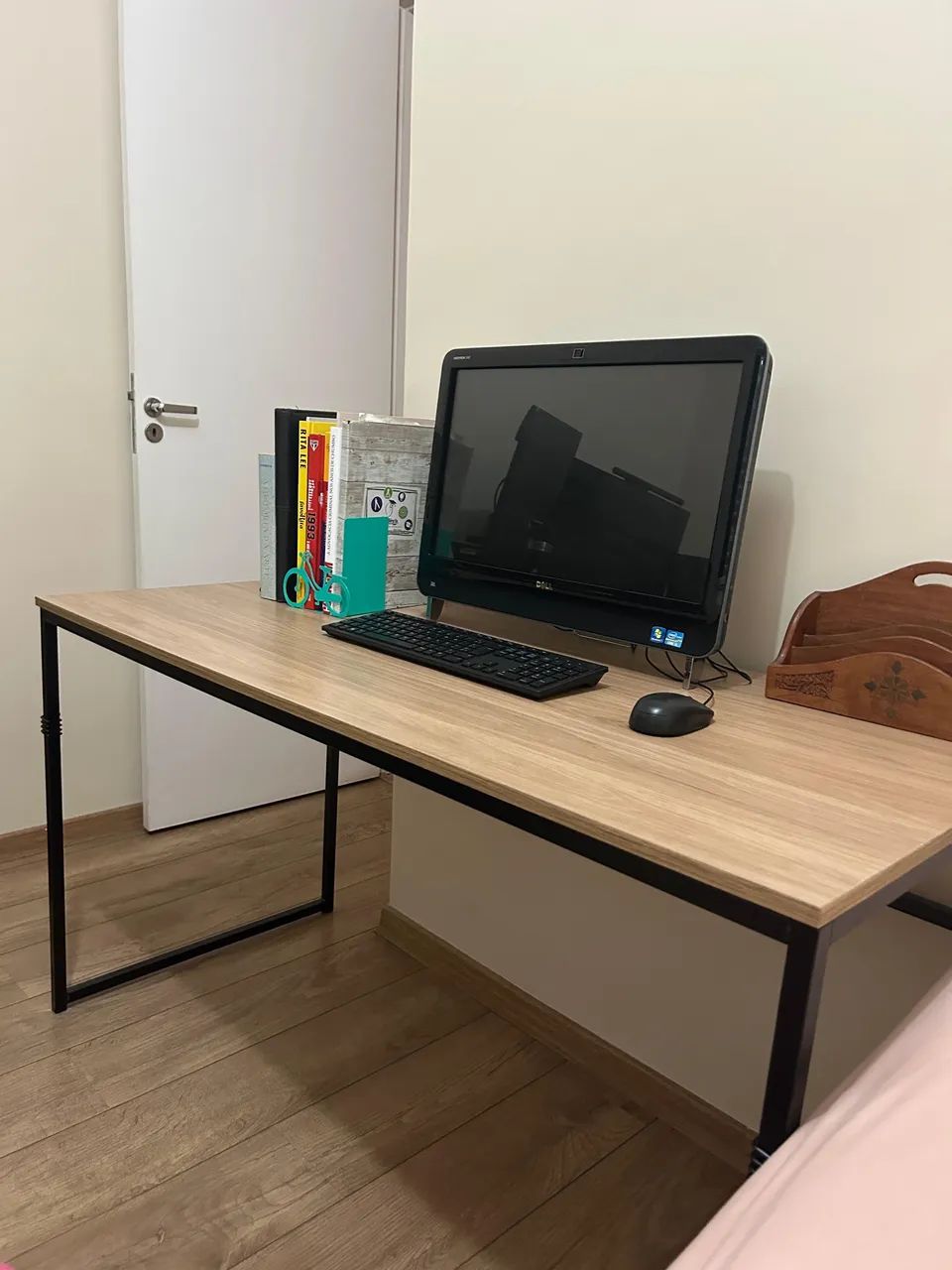 Mesa de escritório (135x60x74cm)