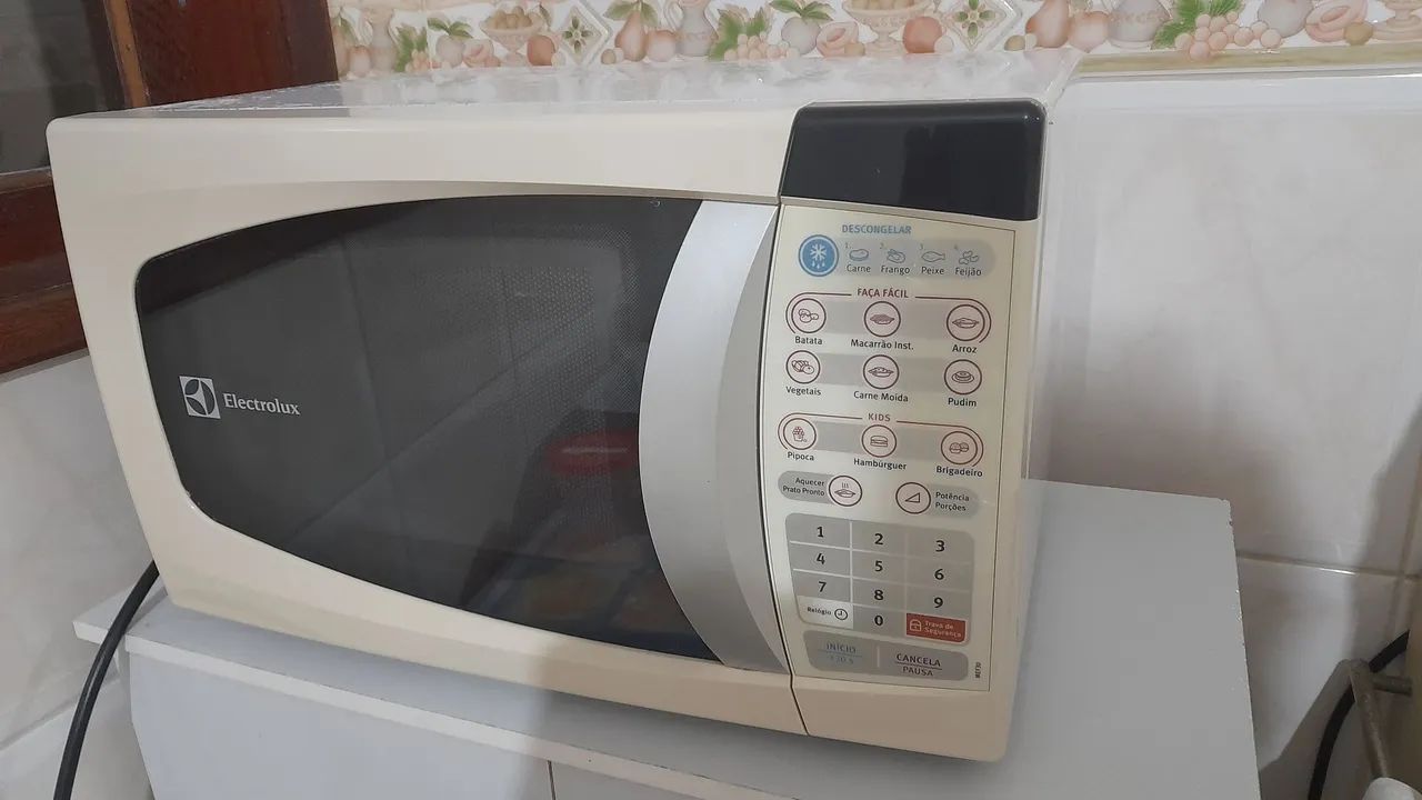 Forno micro-ondas Electrolux perfeito funcionando