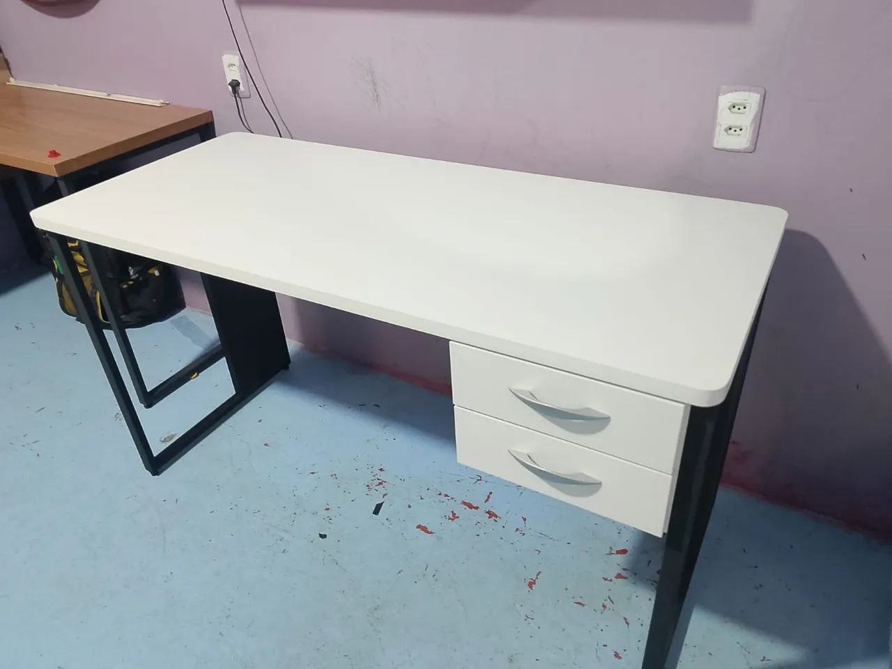 Mesa branca com 2 gavetas  - Foto 5