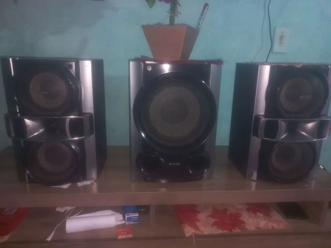 Três caixas de som , da marca Sony. Todas boas tocando ferfeitame. Para vender logo