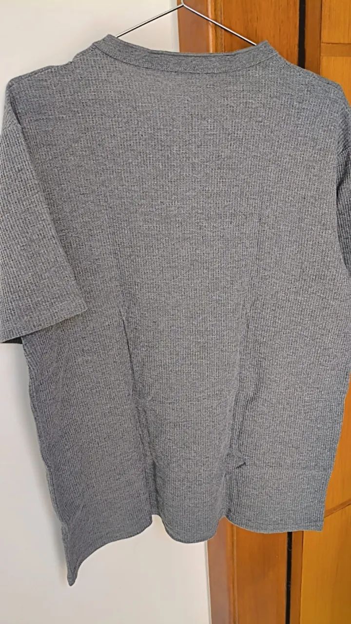 CAMISETA LISA CINZA TEXTURIZADA - G - Foto 3