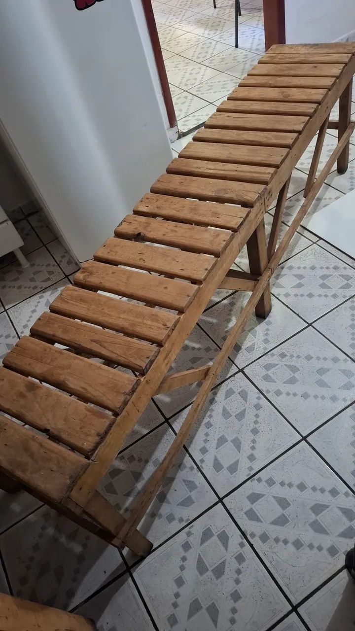 Mesa grande de madeira com 2 bancos - Foto 4