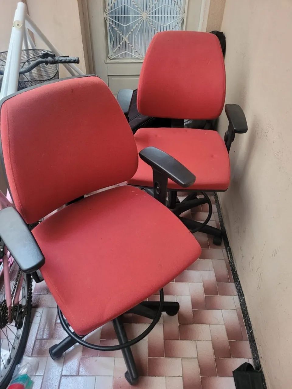 Cadeira Alta de Escritório Ergonômica Giratória com Braços - Excelente Estado - Foto 4
