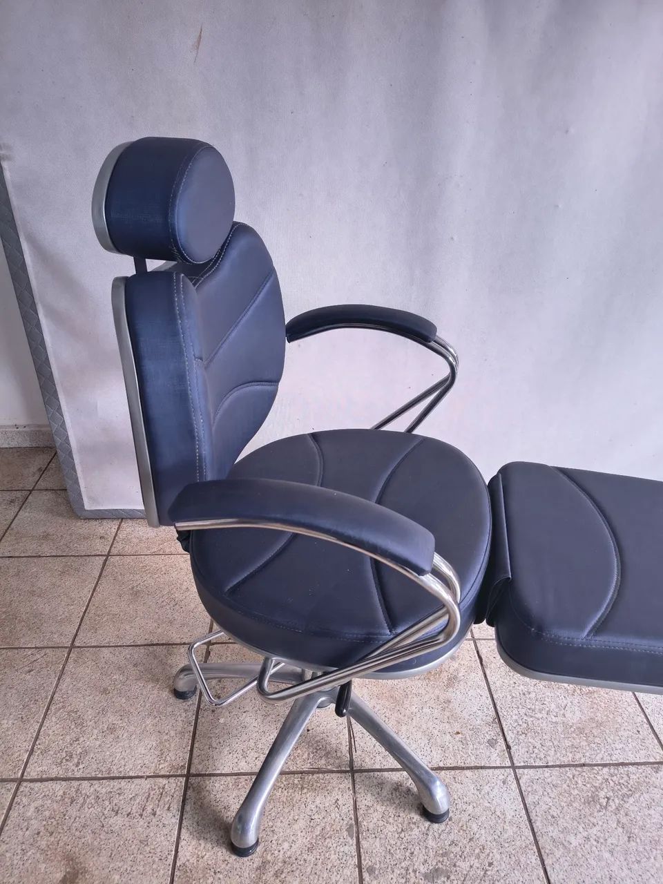 Cadeiras de barbearia duas - Foto 5