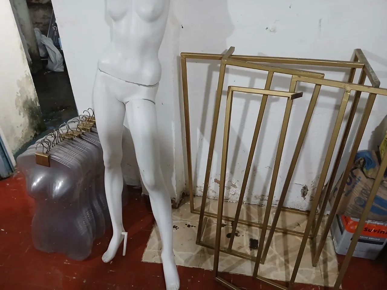 Cabides, manequin e araras - Foto 3