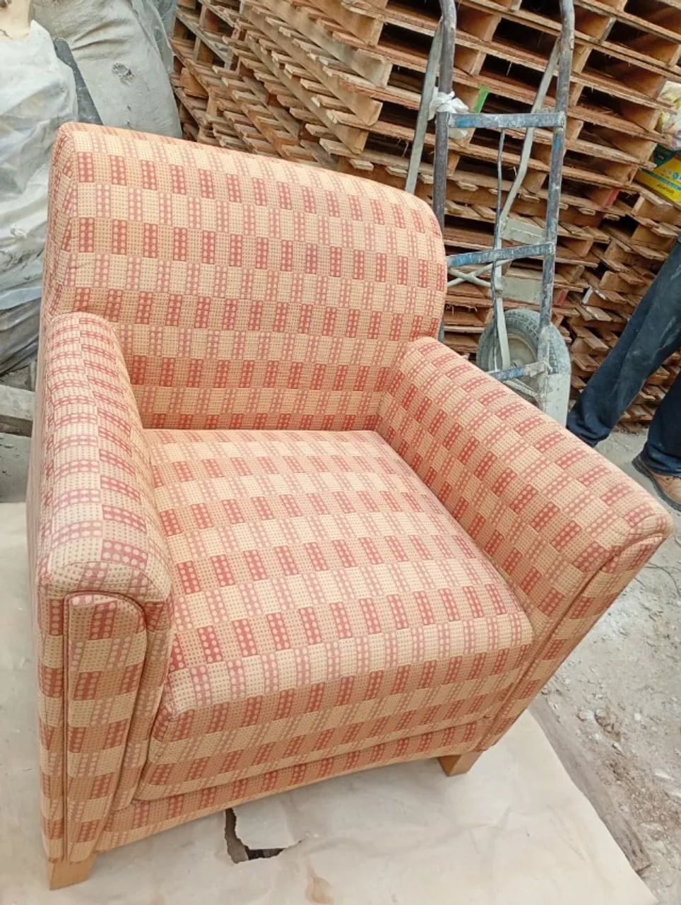 POLTRONA ESTOFADA - CONFORTO E ELEGÂNCIA! - Foto 3