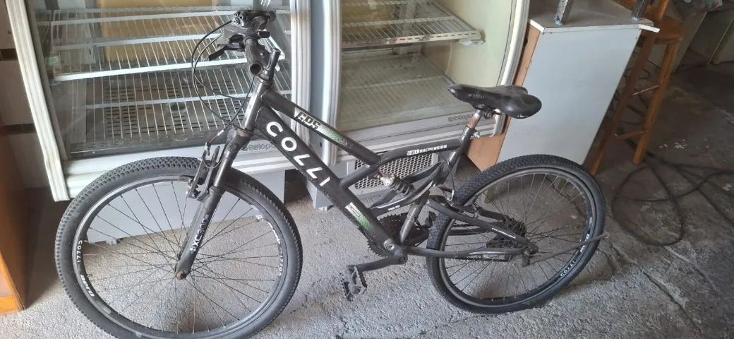 Bicicleta preta, colli, em bom estado.