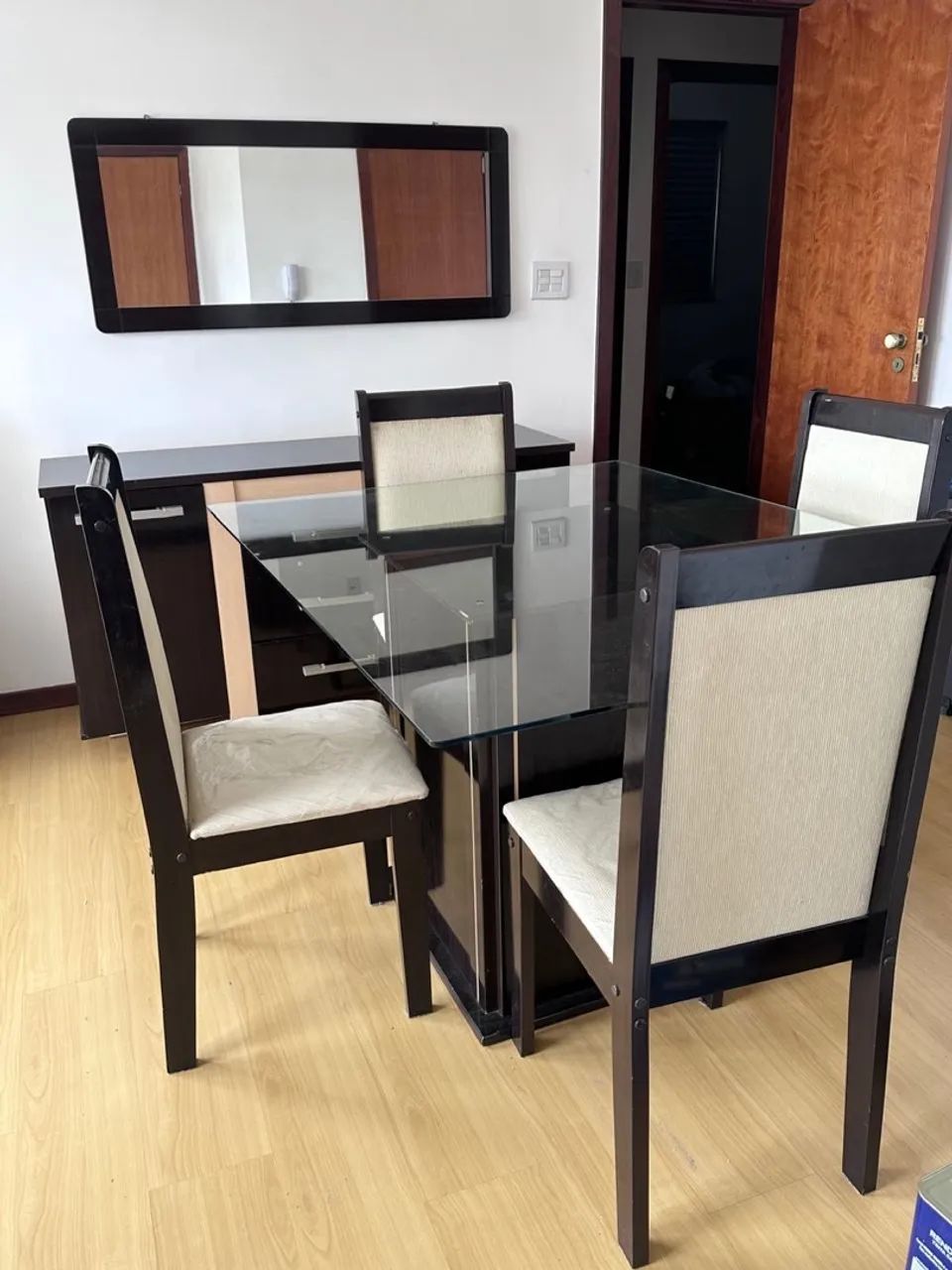 Mesa de jantar e aparador com espelho
