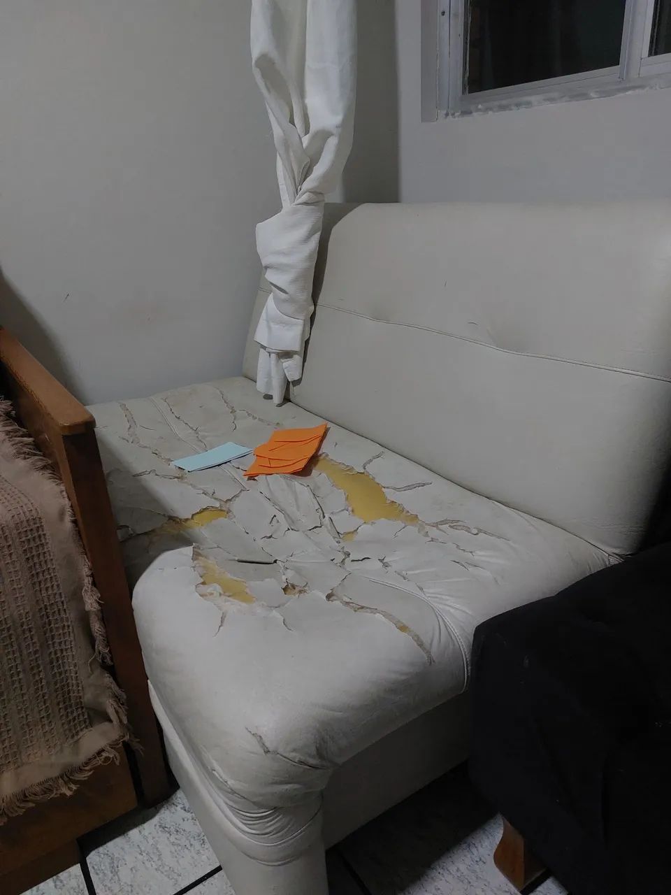 Sofá cama com rasgos DOAÇÃO RETIRAR EM CANASVIEIRAS 