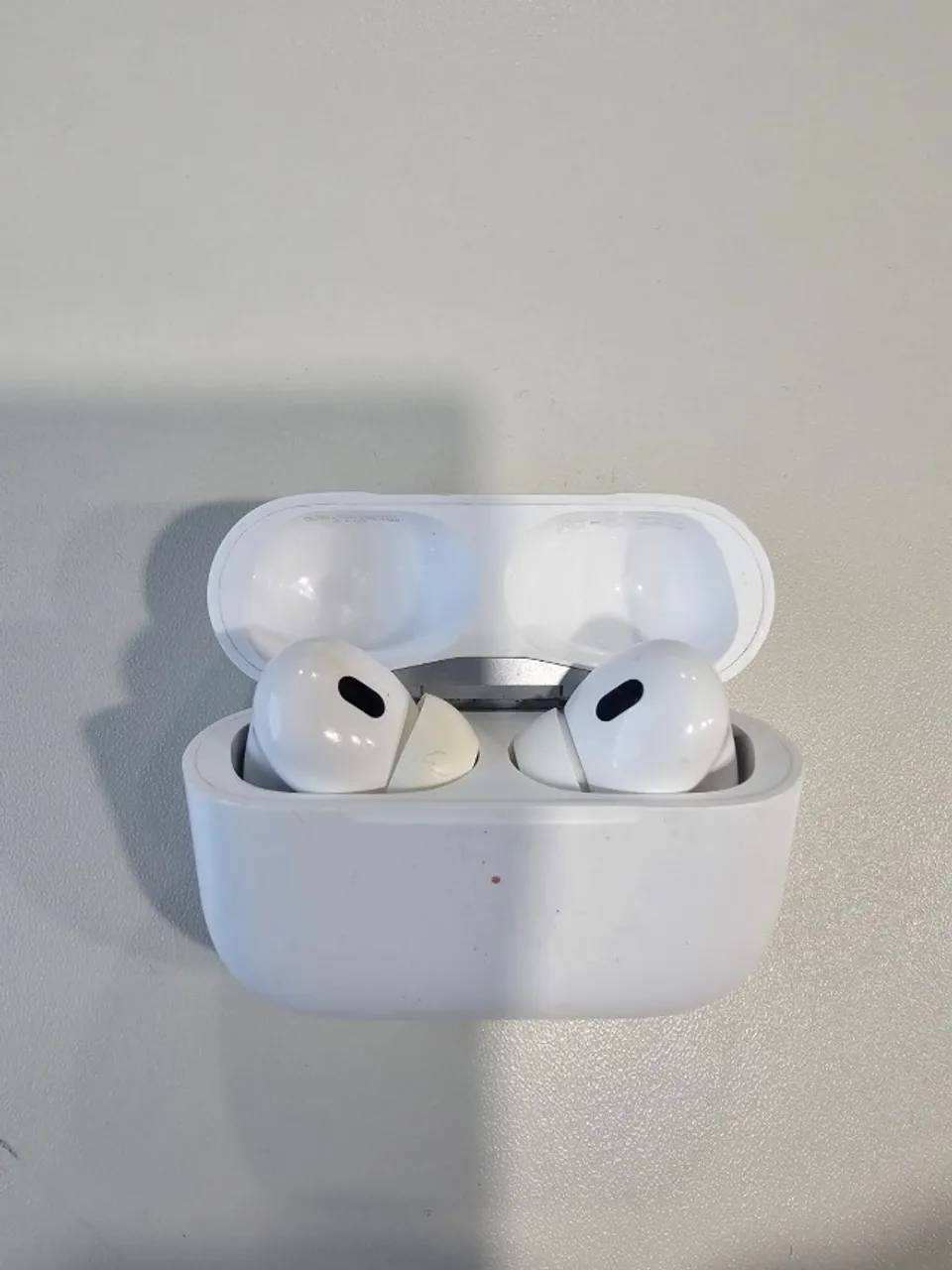 AirPods Pro 2 (Lightning) Modelo A2699 - Case + Lado Esquerdo