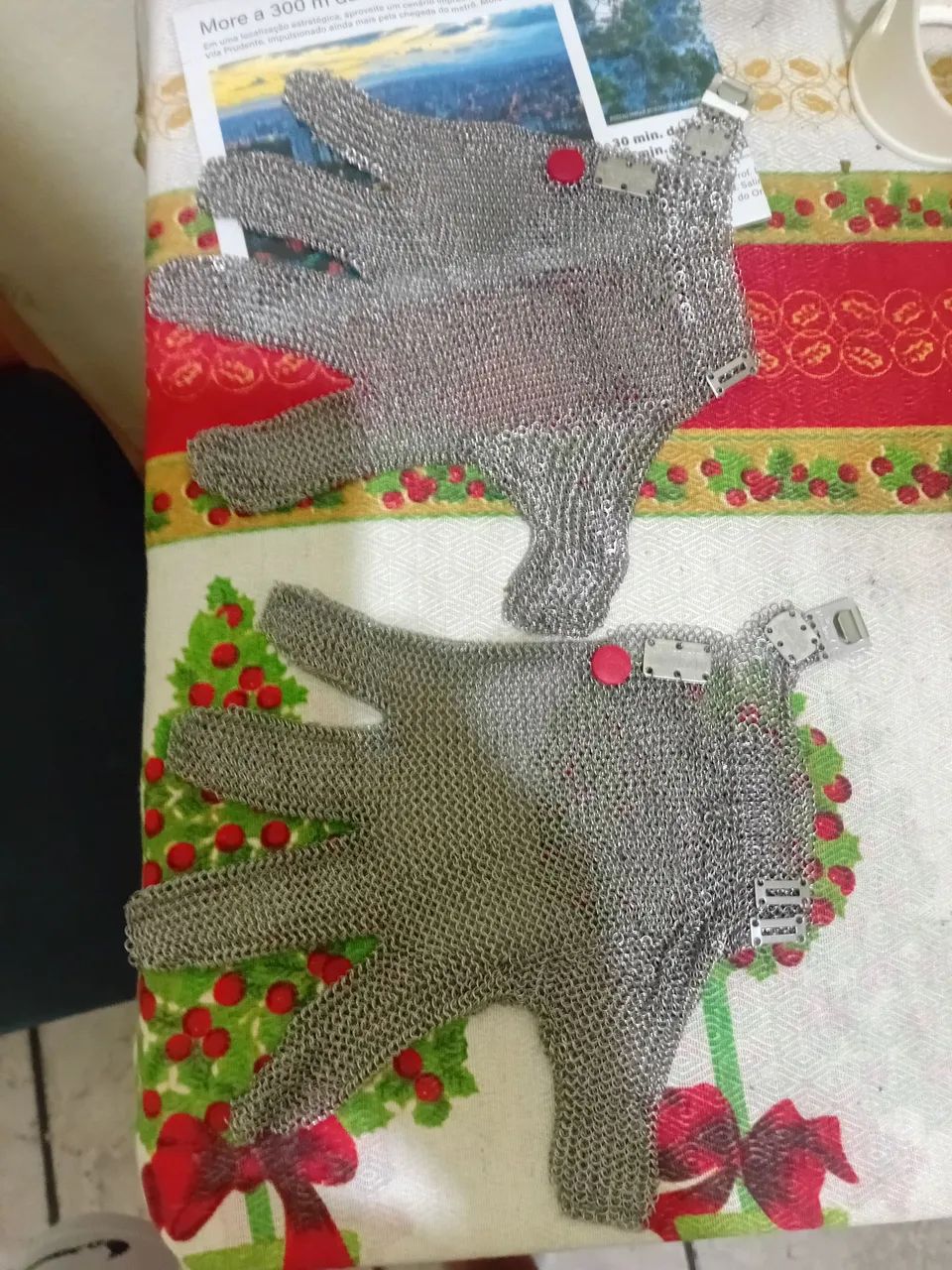 Vendo 2 luvas de aço novas
