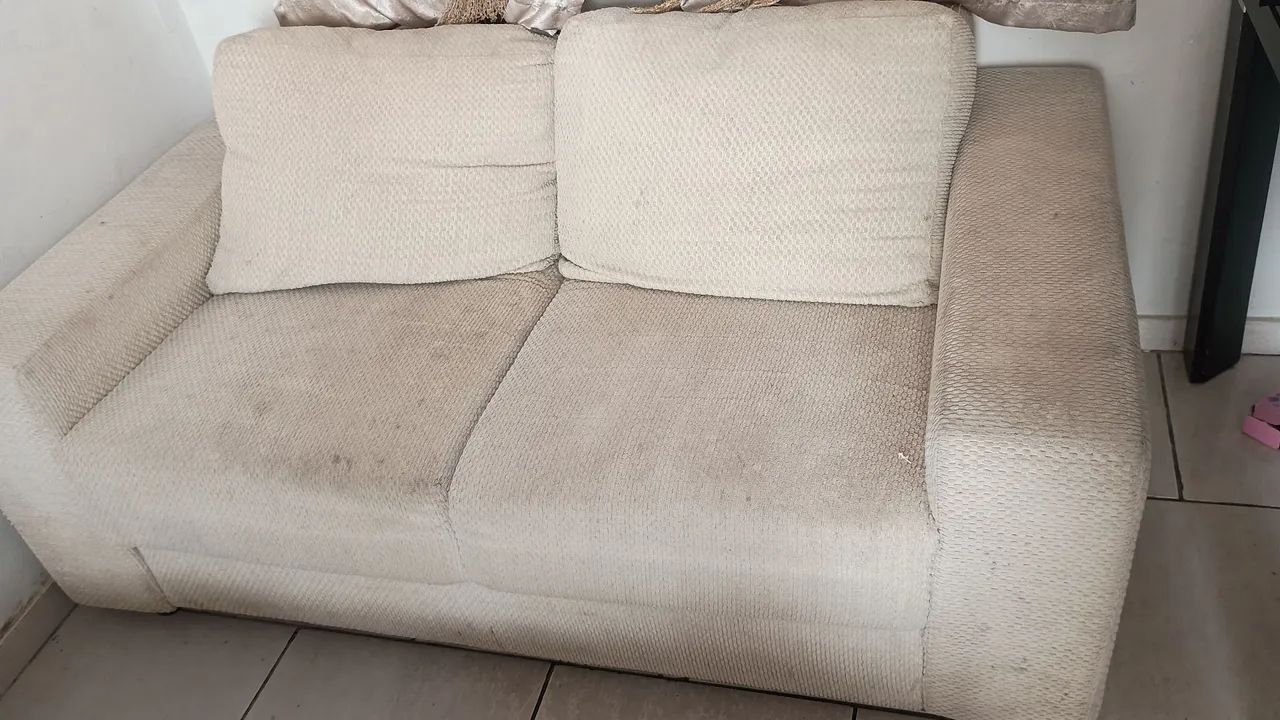 Sofá com 2 lugares com almofadas 