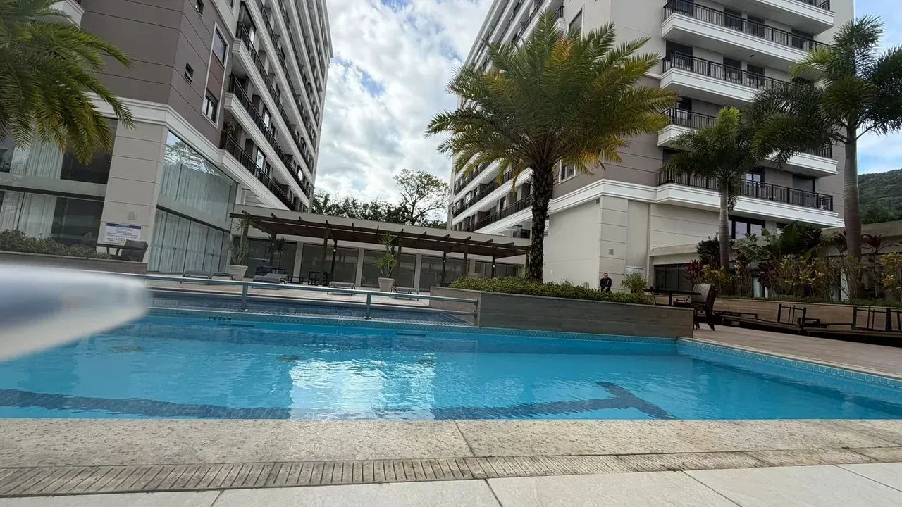 Apartamento mobiliado com 2 dormitórios (1 suíte), ampla sacada com churrasqueira e vista  - Foto 3