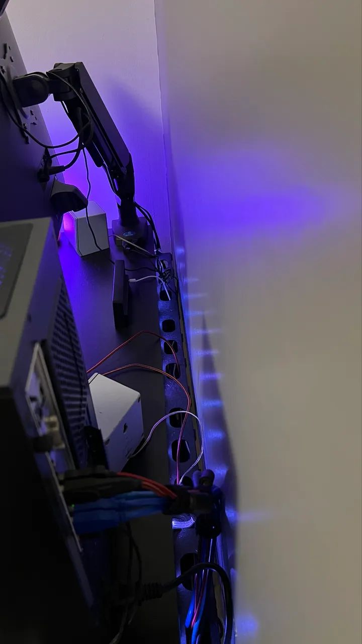 Mesa para escritório 1,80 com led e calha para fios - Foto 2