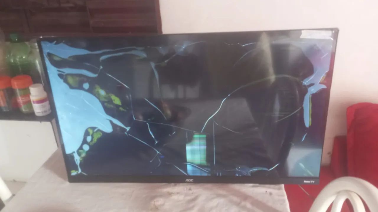 Vendes essa televisão mas ela tá com a tela quebrada - Foto 2