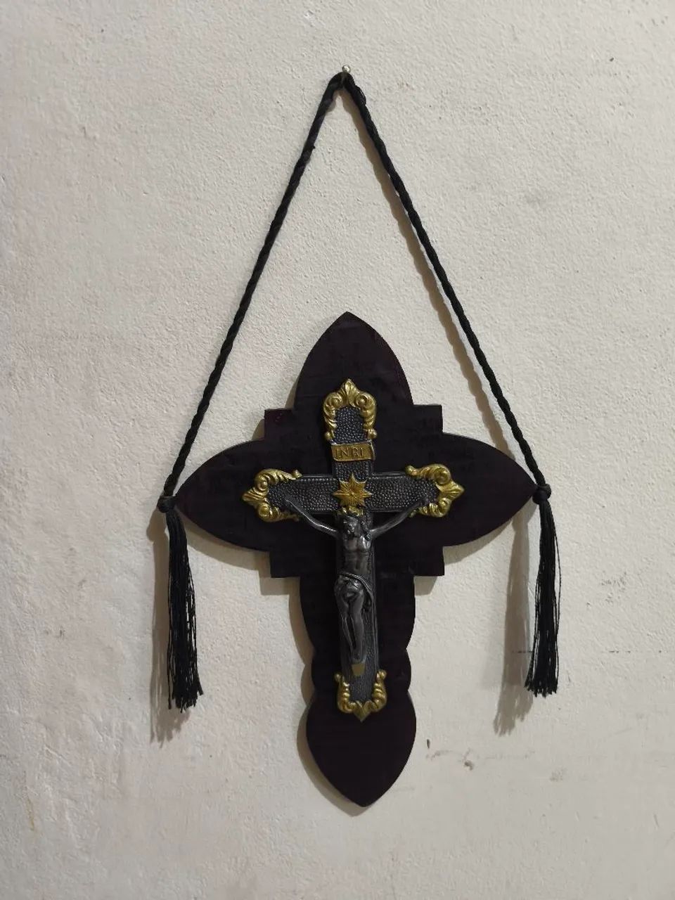 crucifixo antigo de metal com dourado de parede - Foto 2