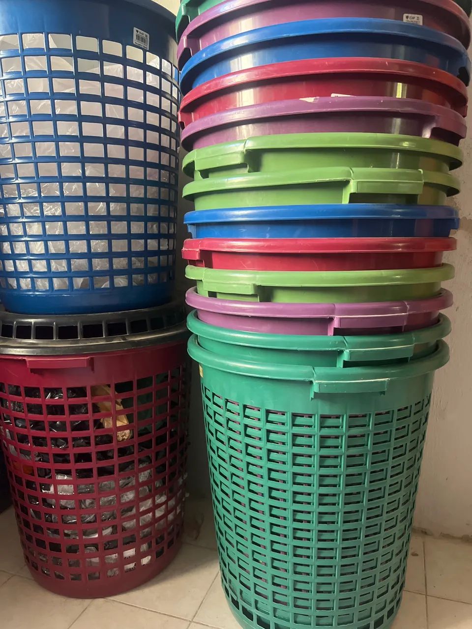Cesto de roupa plástico 60 litros - Foto 2