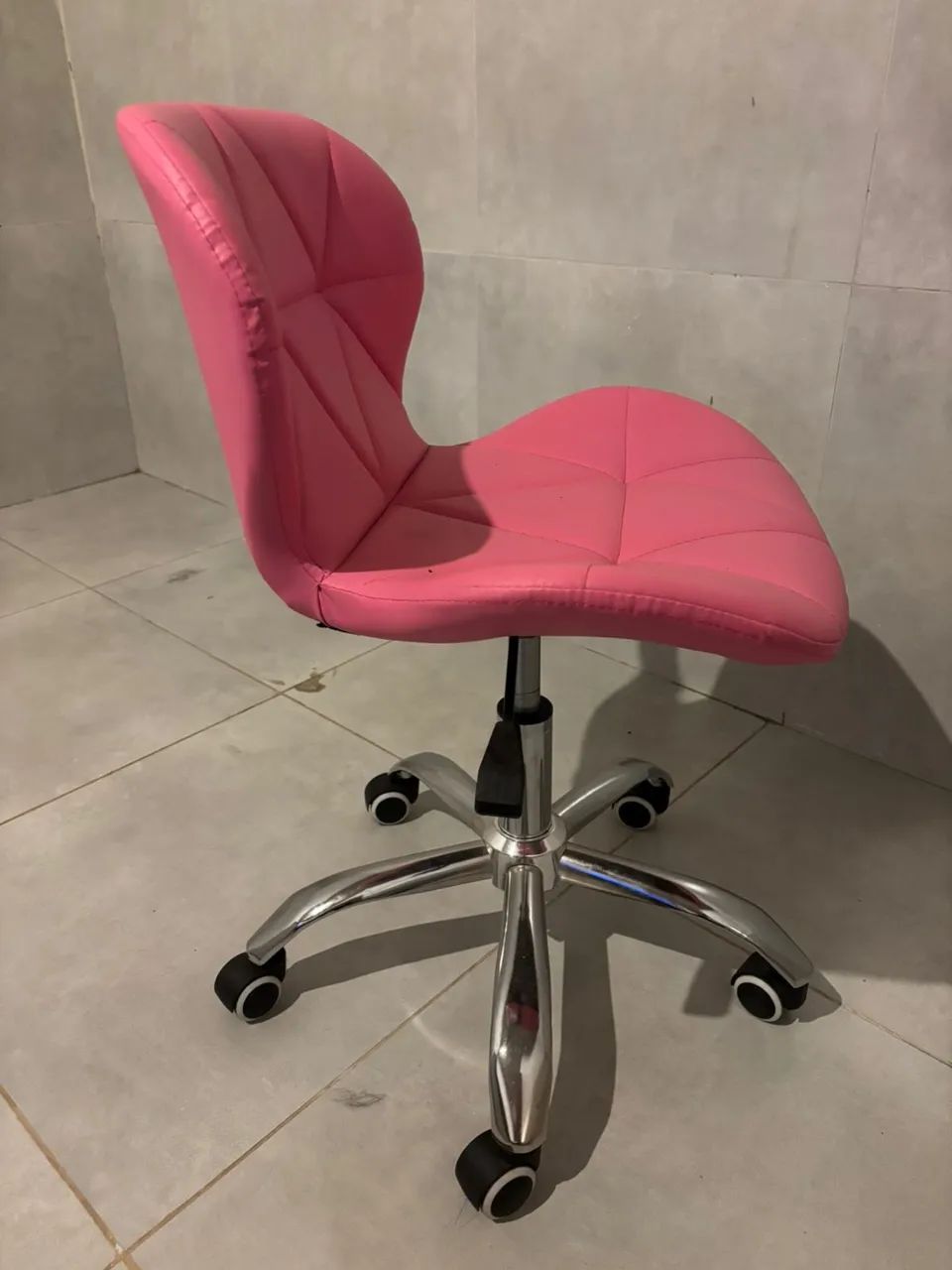 Cadeira slim  Mesa feita por marceneiro usada uma vez  Iluminaria pétala - Foto 6