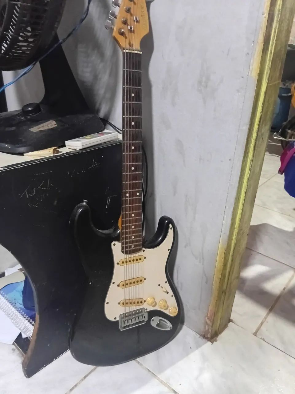 Vende-se guitarra semi-nova