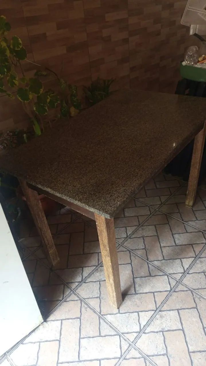 Mesa de madeira e mármore 
