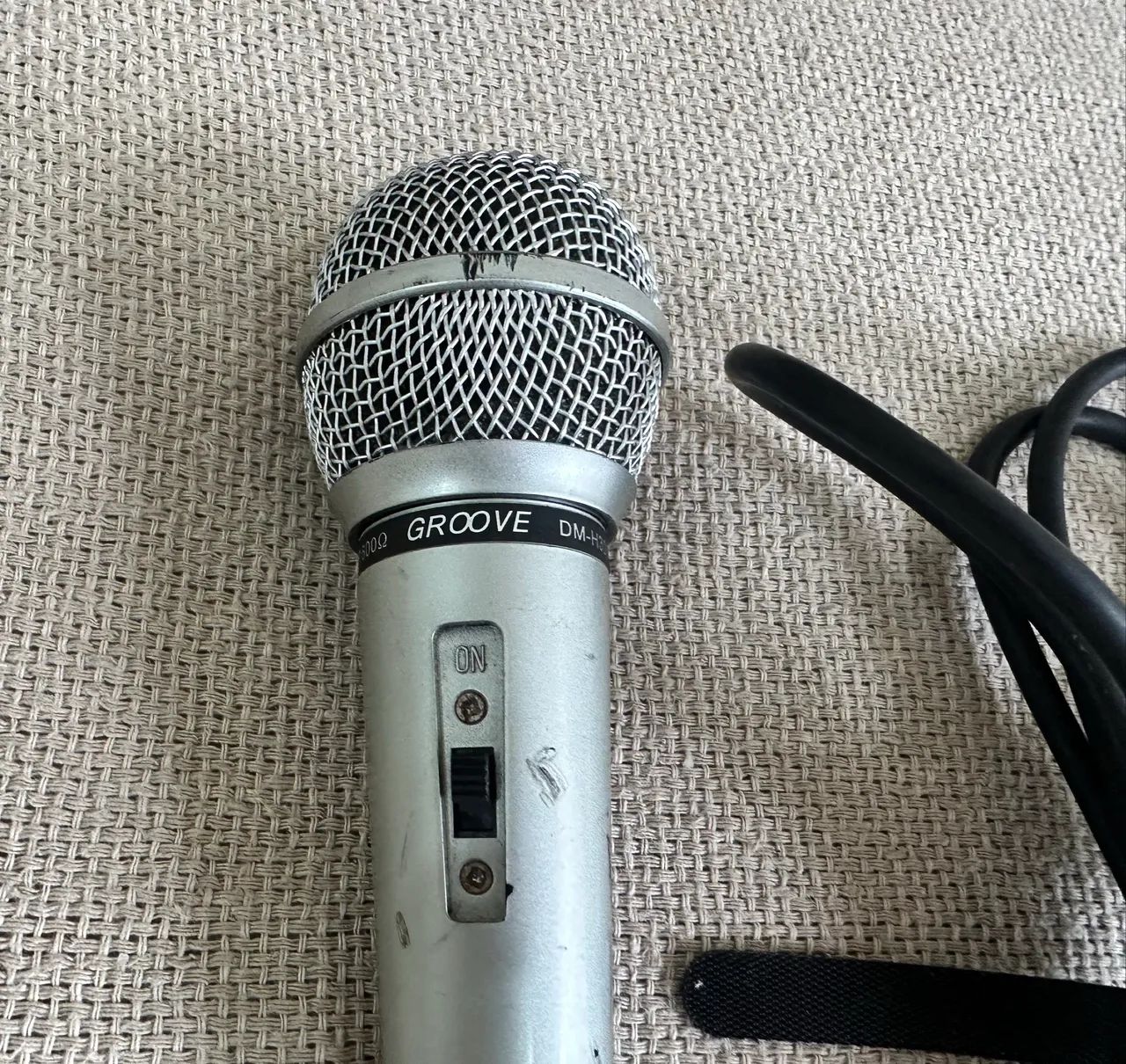 microfone dinâmico de mão com fio, modelo Groove DM-H300 - Foto 2
