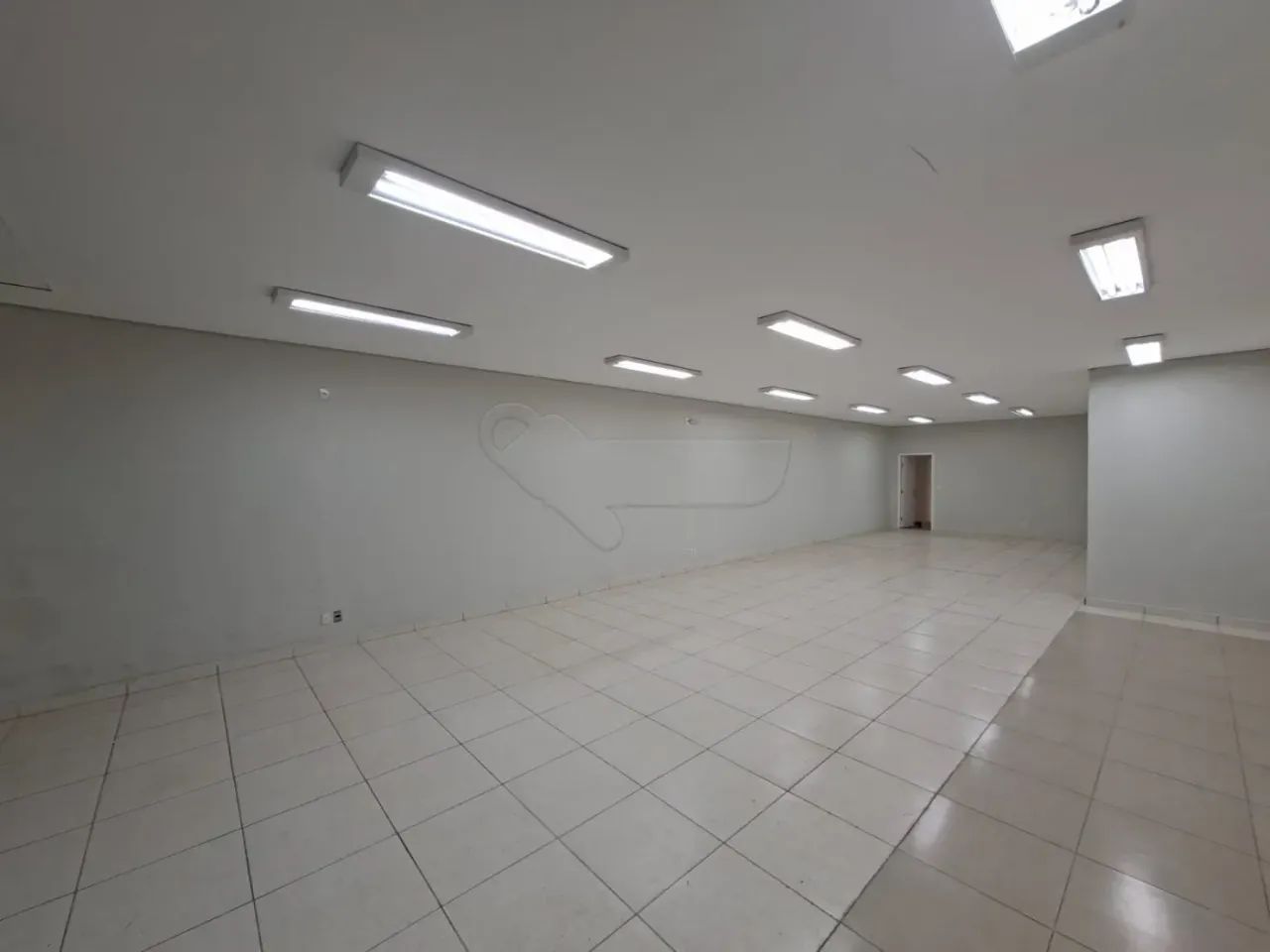 Excelente loja com aproximadamente 80m², no centro da cidade com alto fluxo de pessoas. - Foto 2