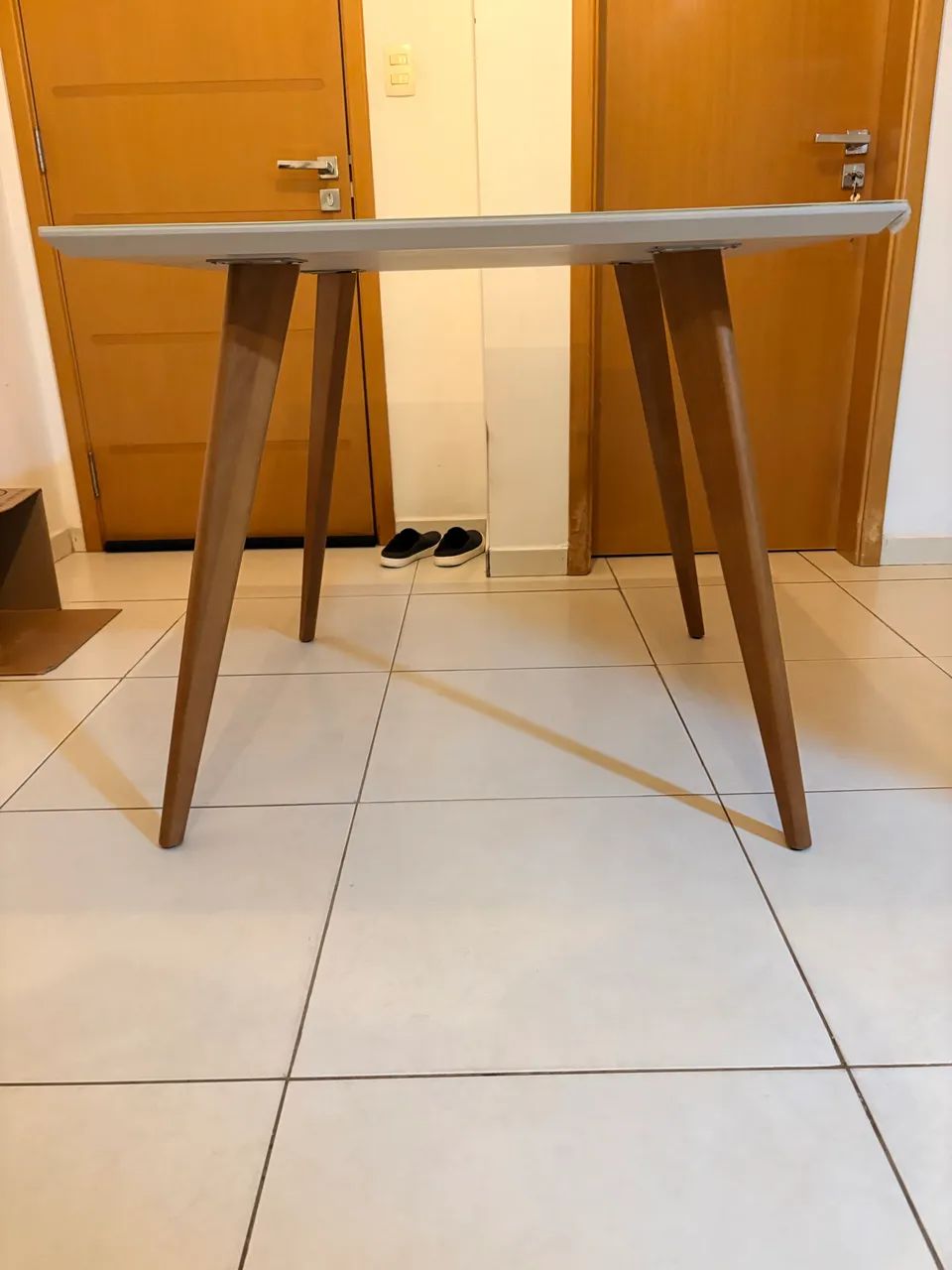 Mesa de jantar 90 x 90 cm e três cadeiras, modernas e elegantes. Sem avarias. - Foto 5