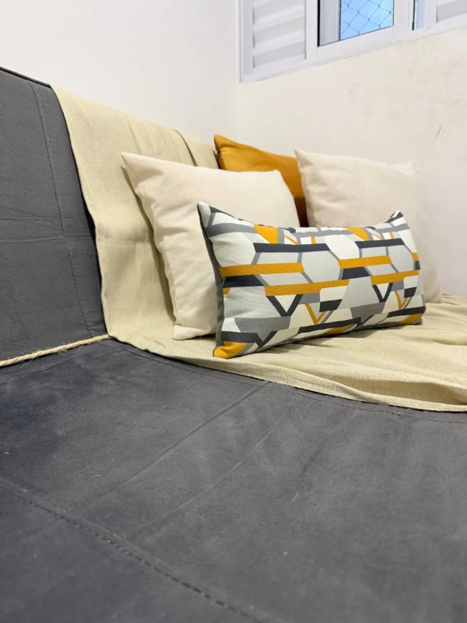 Sofá cama com almofadas - Foto 2