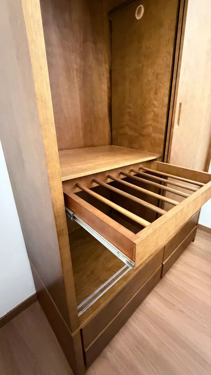 Guarda roupa de madeira com espelho e porta de correr - Foto 2